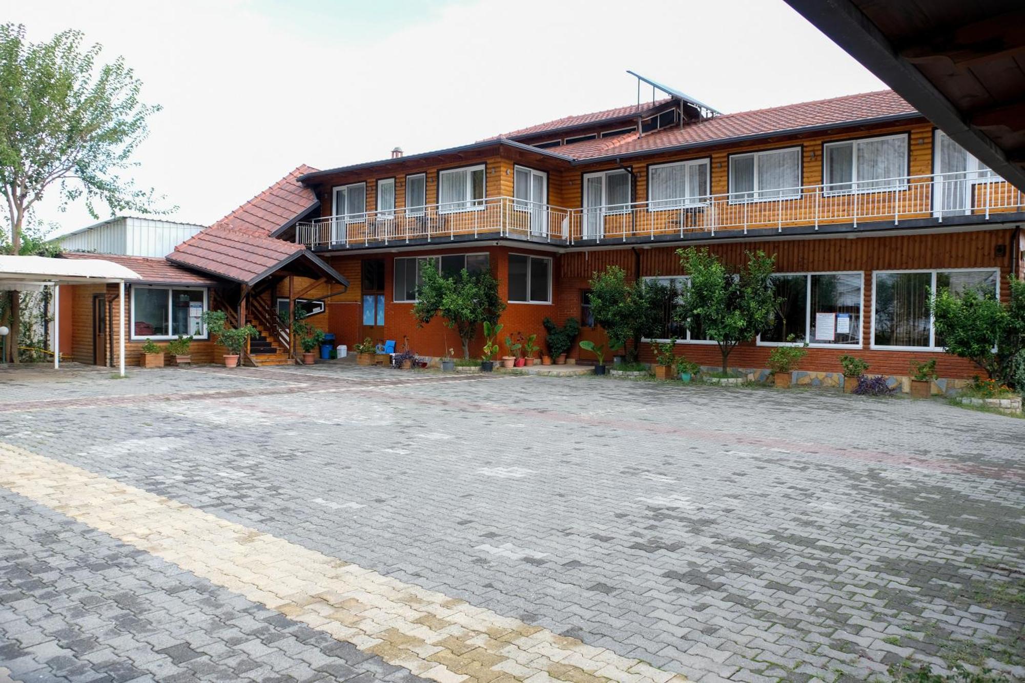 Buna Park Hotel Shkoder Ngoại thất bức ảnh