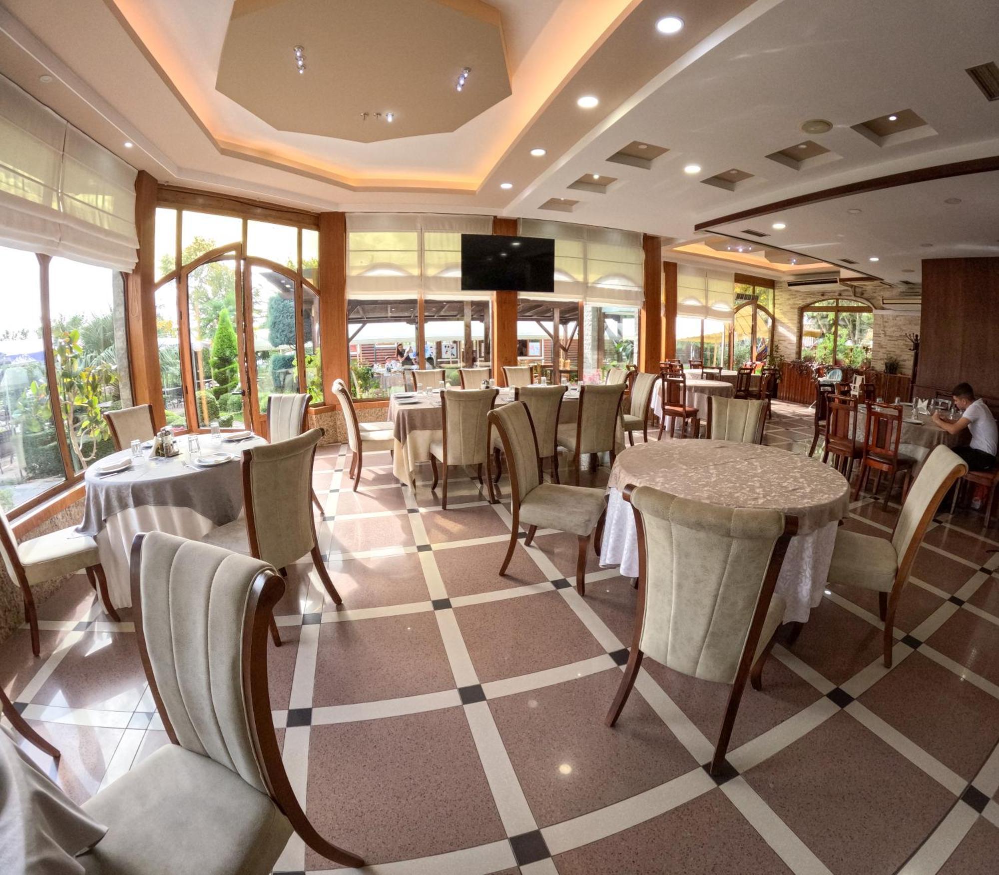 Buna Park Hotel Shkoder Ngoại thất bức ảnh