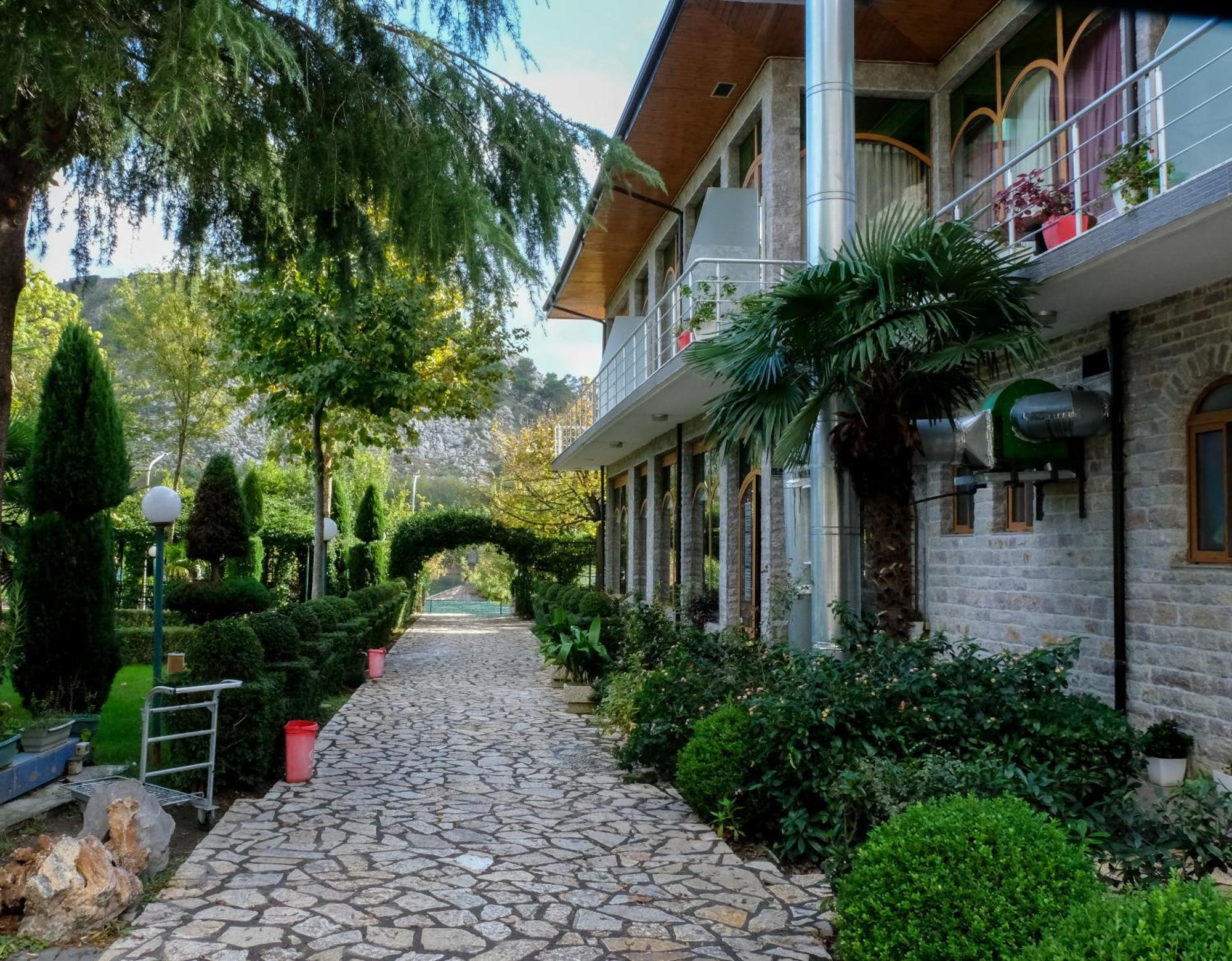 Buna Park Hotel Shkoder Ngoại thất bức ảnh